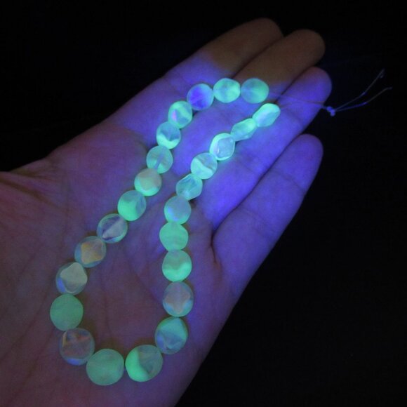 Uranium glass beads - Picture 4 of 9